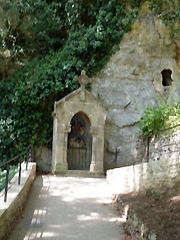 de weg naar het chateau van Rocamadour gaat zigzaggend via dit soort kapelletjes met kruiswegstaties
